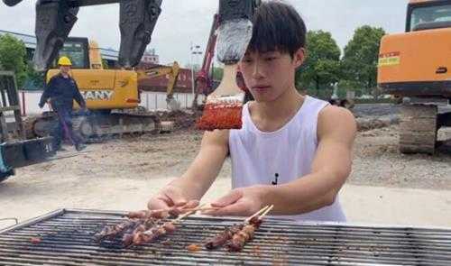 湖南高职老师用挖掘机做烧烤给学生吃 操作娴熟太厉害了！